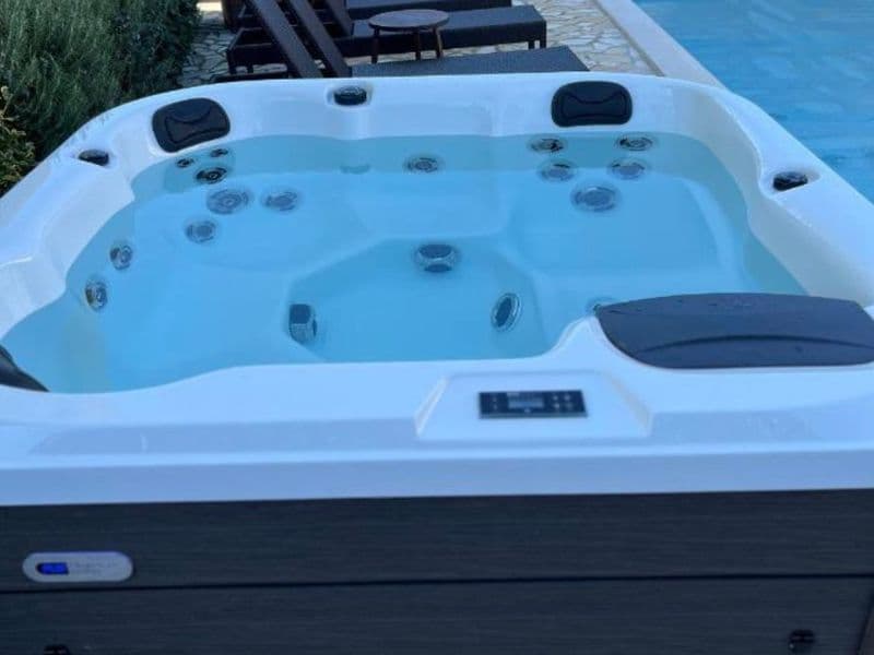 Shared jacuzzi and swimming pool